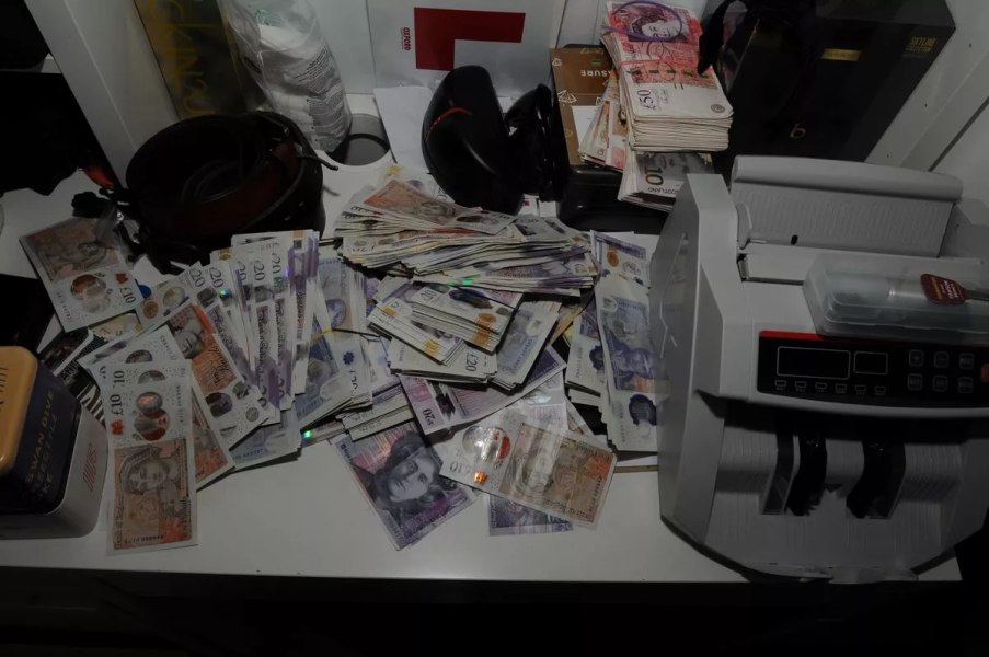 Jaf istoric în Anglia! O grupare de români au furat 50 de milioane de lire sterline de la Fiscul britanic. Au loc arestări în România