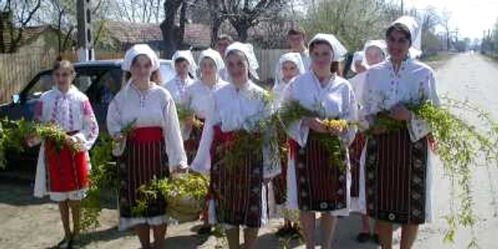 Fetele merg la colindat, cu crenguţe de salcie în mână Foto:Traditie Ialomiţa