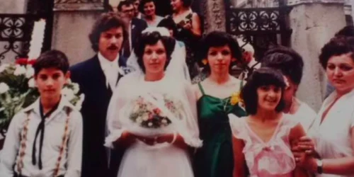 Nuntă la Biserica Stavropoleos din Bucureşti pozată de un american în anii '80 Sursa Facebook Susan Hills Goldman 