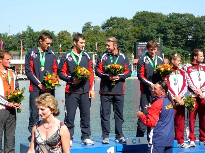 Ivan Patzaichin, alături de Loredan Popa (în faţa antrenorului), Silviu Simionesci, Iosif Chirilă şi Andrei Cuculici, campioni mondiali în Germania FOTO Loredan Popa