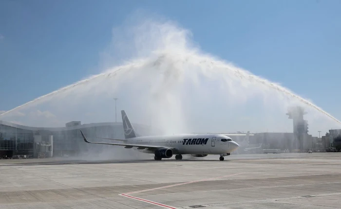 Avion Tarom sub jeturi de apă, eveniment care a marcat inaugurarea platformei