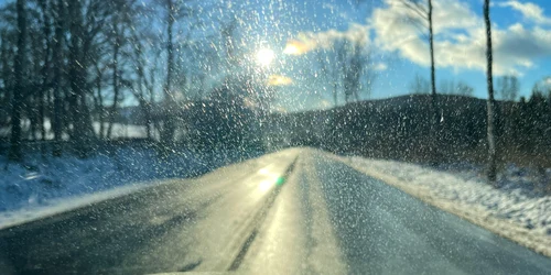 Condus pe zapada - polei- sofer- masina - FOTO Shutterstock 