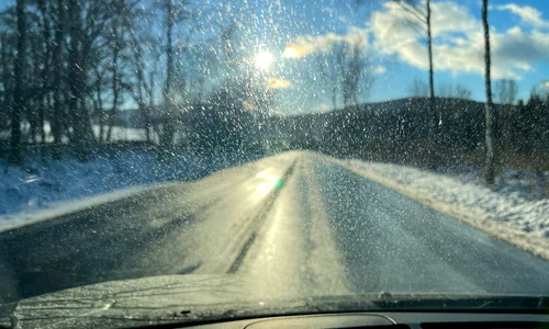 Condus pe zapada - polei- sofer- masina - FOTO Shutterstock 