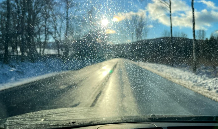 „Ploaie înghețată” pe mai multe drumuri. Recomandări pentru șoferi