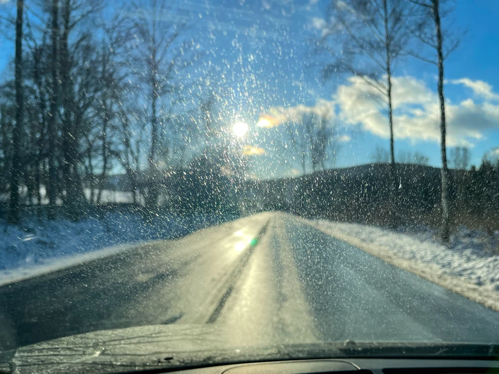 „Ploaie înghețată” pe mai multe drumuri. Recomandări pentru șoferi