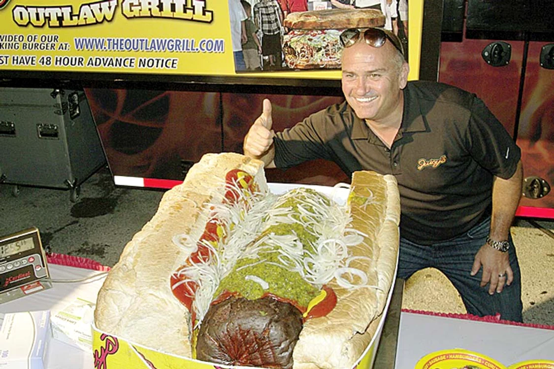 
    Cel mai mare hot-dog  