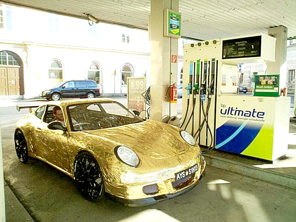 
    Maşina  a costat   13.000 €  