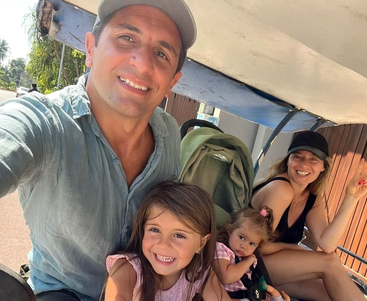 Cosmin Curticăpean, Laura Cosoi și fiicele lor. Foto: Instagram