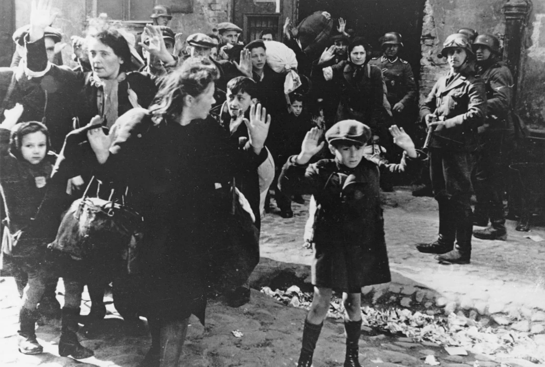 
    Imagine din Varșovia cu evrei polonezi încolonați de soldații naziști și care erau plasați în ghetouriFoto: AP  