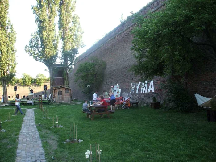 Campingul este amenajat pe traseul de nord al Cetăţii