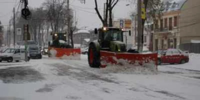 Firmele de salubritate fac eforturi pentru a ridica cât mai multă zăpadă, foto Ciprian Dragomir