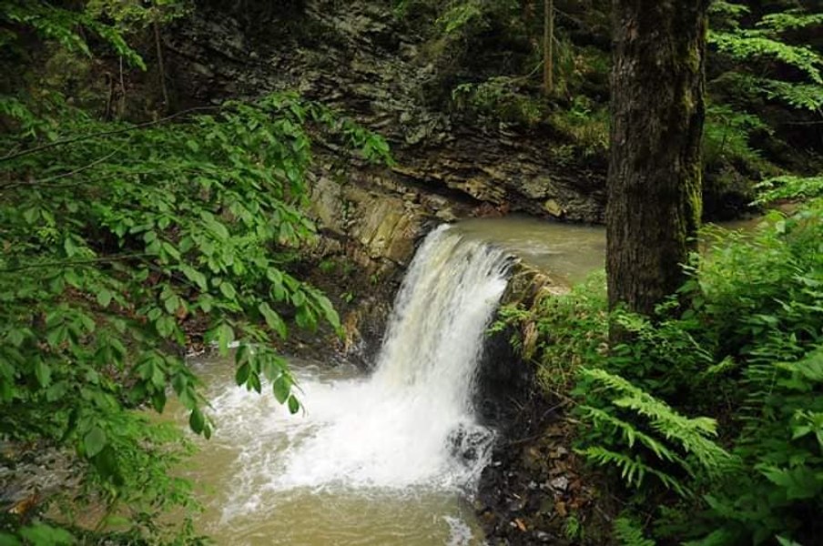 Cascada Fata Moartă, frumusețe ascunsă a României. Locul unde istoria se împletește cu legenda