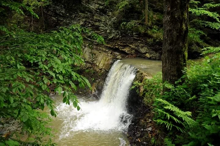 Cascada „Fata moartă” FOTO Turist prin Judetul Bacau