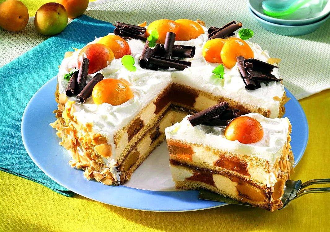 tort de vara cu budinca de vanilie si caise jpeg
