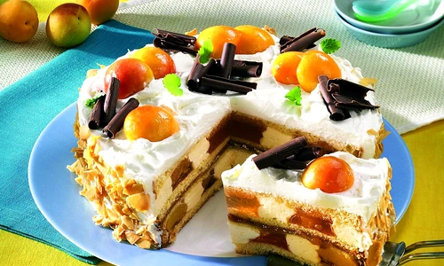 tort de vara cu budinca de vanilie si caise jpeg