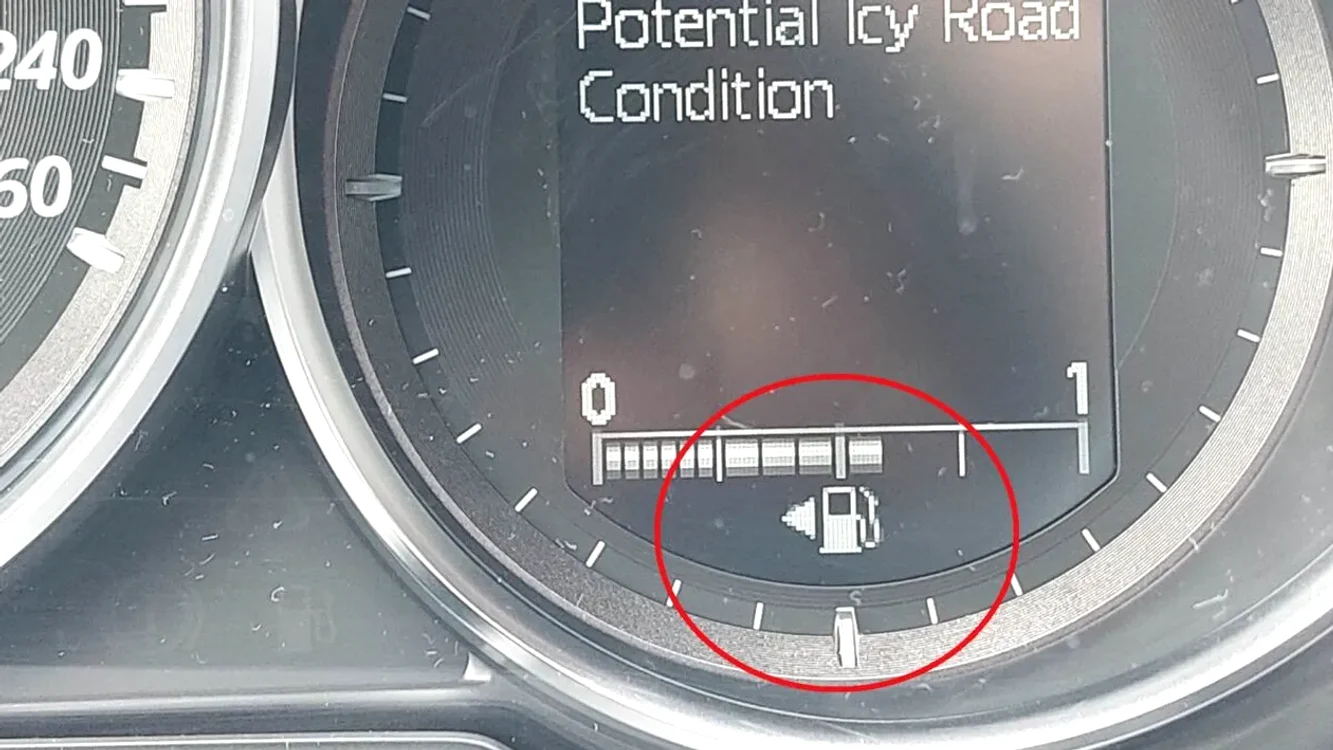 Săgeata de lângă pomba de benzină din bordul mașinii.
