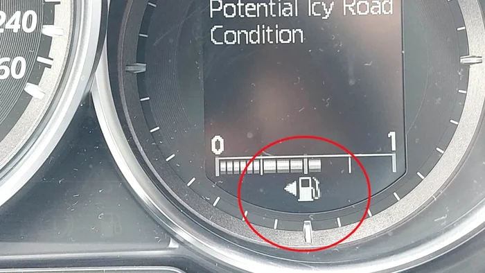 Săgeata de lângă pomba de benzină din bordul mașinii.
