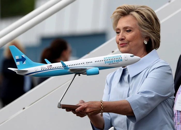 Hilary Clinton priveşte un model la scară redusă a noului avion de campanie, în New York FOTO Guliver / GettyImages / Justin Sullivan