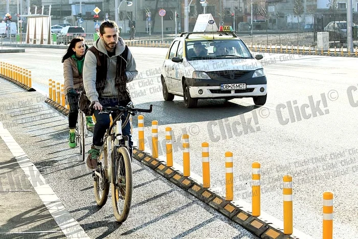 Pe culoarul RATB au existat stâlpi din aluminiu, înalţi de o jumătate de metru (Fotografii:  Dorin Constanda, B365.ro)