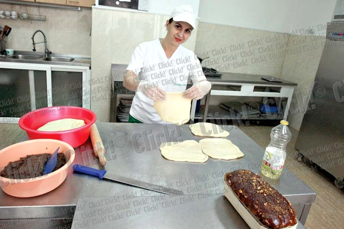 Cristina, Cosmina  şi Maria fac nişte  cozonaci buni de  te lingi pe degete (Fotografii: Florin Şuler )
