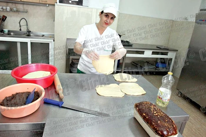 Cristina, Cosmina  şi Maria fac nişte  cozonaci buni de  te lingi pe degete (Fotografii: Florin Şuler )