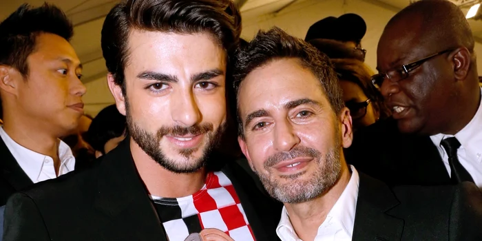 Harry Louis (stânga), alături de Marc Jacobs, fostul designer al casei Louis Vuitton