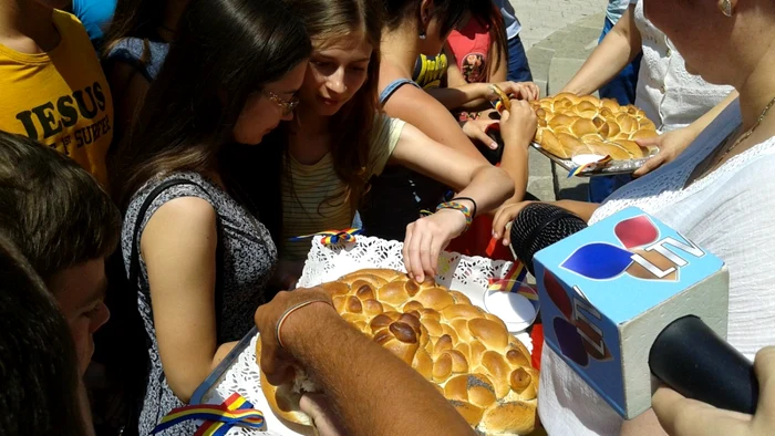Tineri unionişti din Basarabia în vizită la Constanţa - întâlnire cu arhiepiscopul Teodosie Foto Sînziana Ionescu
