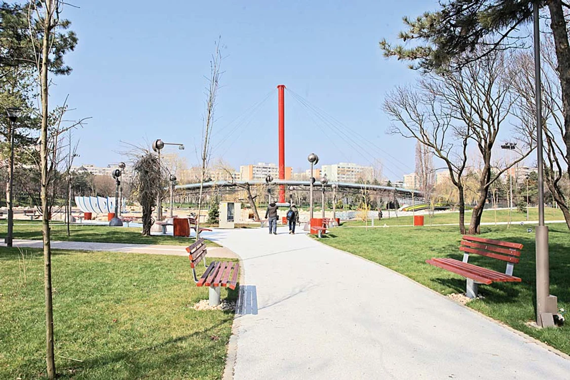 
    Bucureştenii au ieşit în stradă să ceară redeschiderea parculuiFoto: Roberto Sălceanu  