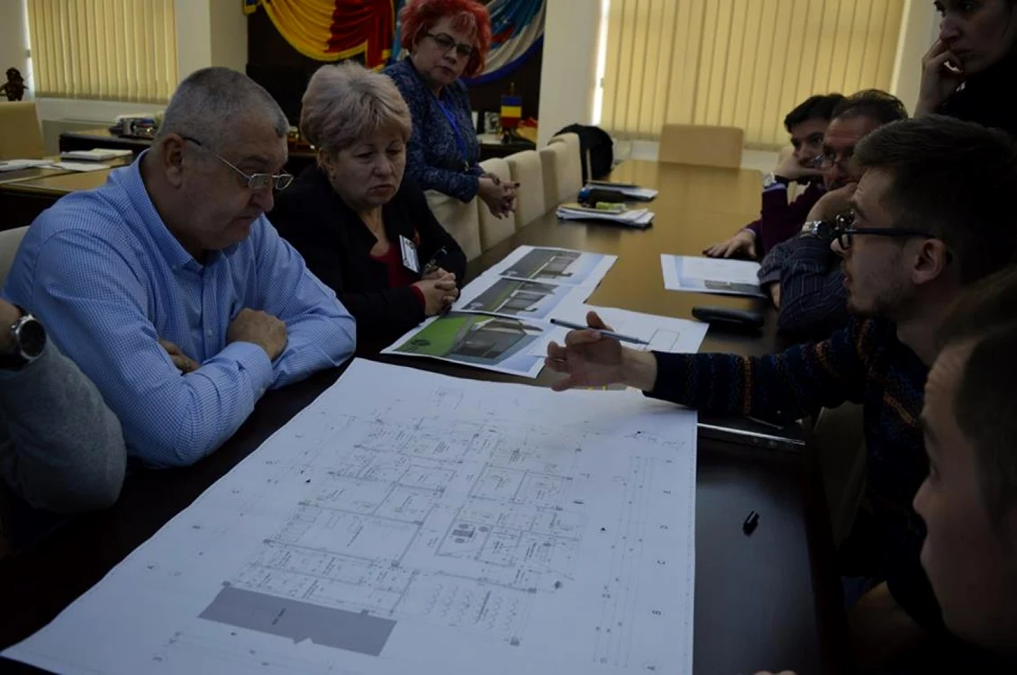 Primarul Călăraşiului, Daniel Ştefan Drăgulin(stânga), la discuţii cu proiectanţii FOTO Facebook/PMC