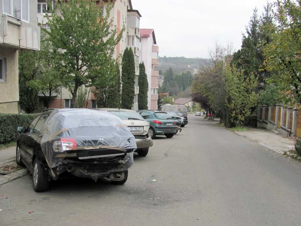 La volanul unui BMW seria 5, bărbatul a distrus, pe rând, 12 maşini parcate