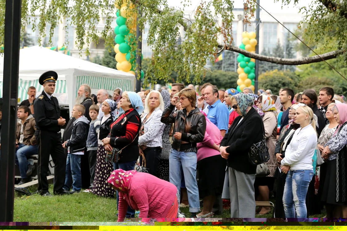 Oamenii s-au adunat în scuarul Catedralei Mitropolitane pentru a asculta liturghia patriarhului rus FOTO: Dumitru Goncear