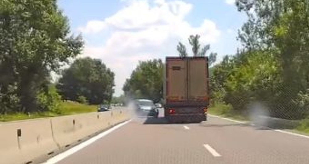 Autoturism spulberat de un TIR pe DN1. Familia din mașină a scăpat miraculos VIDEO