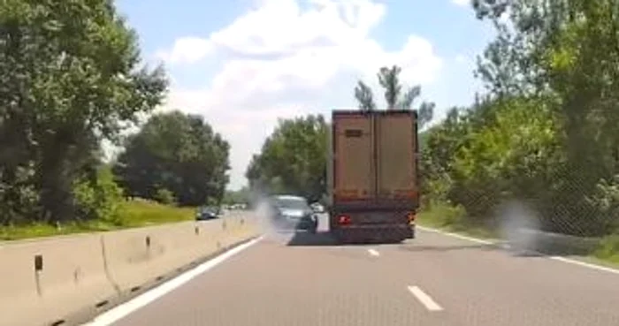 Mașina lovită de TIR s-a lovit violent de parapetele despărțitor dintre sensuri FOTO captură video