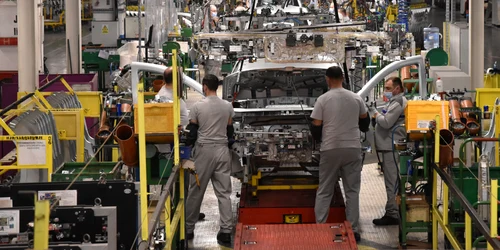 Linie montaj dacia foto renault romania jpg