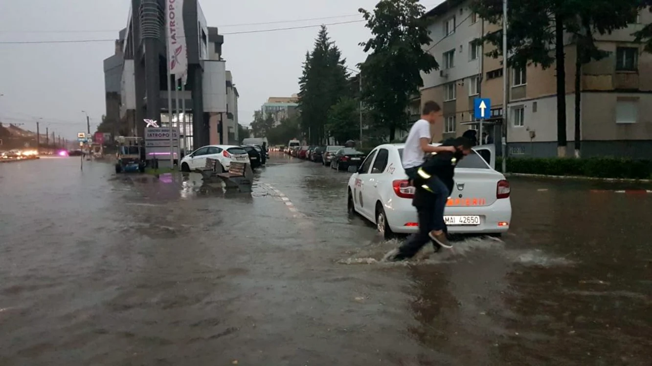 
    Un copil în vârstă de 14 ani a fost salvat din inundații de pompieriFoto Gazeta de Botoșani  