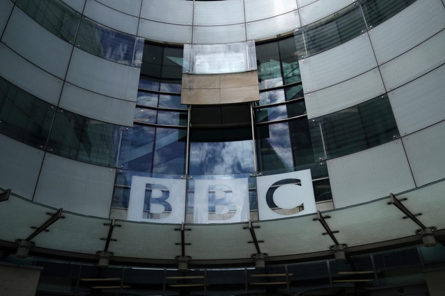 Scandal la BBC: Minor plătit de un prezentator-vedetă pentru a-i trimite fotografii intime. Băiatul ar fi cheltuit banii pe cocaină