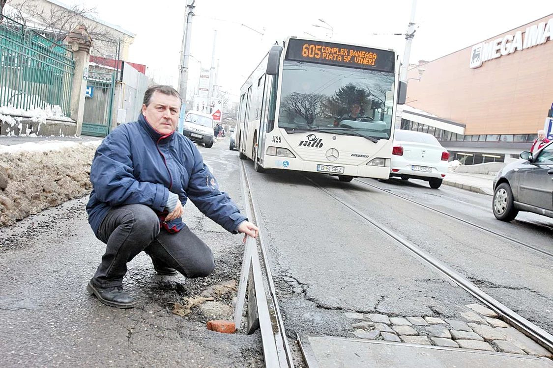 Strada Vasile  Lascăr, Sector 2. Chiar lângă şina de tramvai s-a căscat un crater