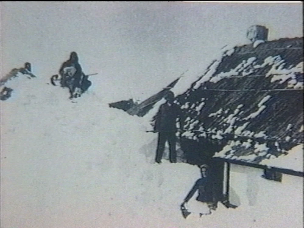 Iarna cumplită din 1954. Bordeie din Bărăgan, îngropate în nămeţi FOTO Memorialul Sighet