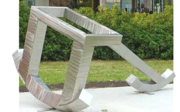 Sculptura „Alergător pe muchie“, de Paul Neagu