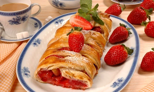 strudel cu capsuni  si scortisoara jpeg