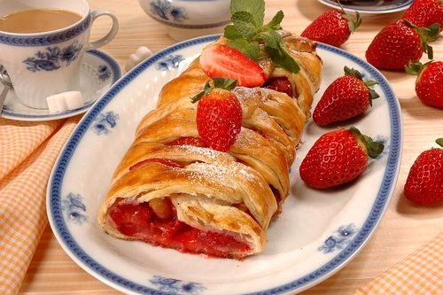 strudel cu capsuni si scortisoara jpeg
