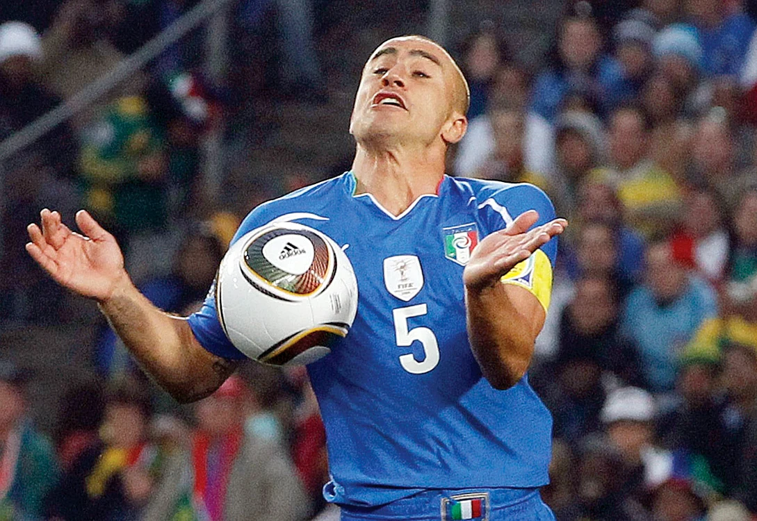 
    Fabio Cannavaro  a fost căpitanul  naţionalei Italiei,  campioană  mondială în 2006   