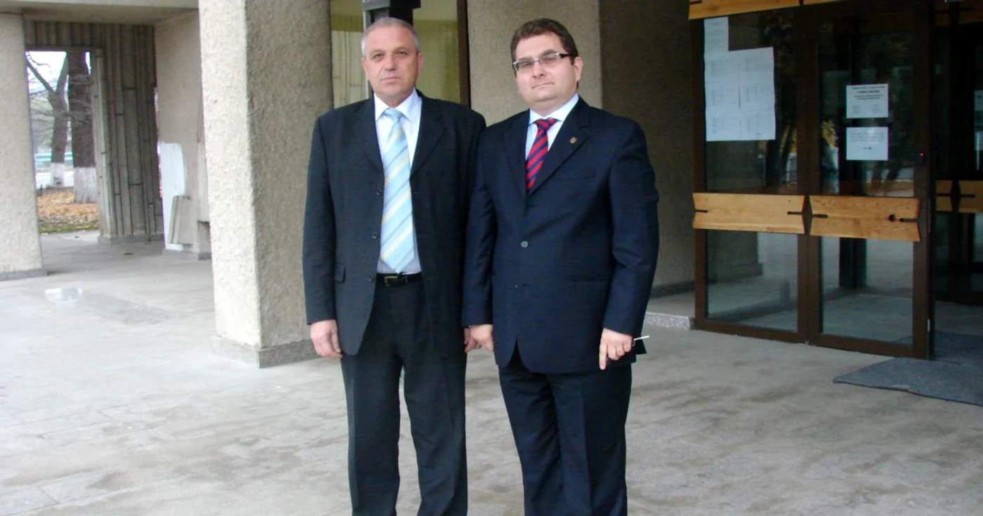 Iulian  Matache (dreapta) s-a întâlnit cu prefectul judeţului (FOTO: Adevărul)