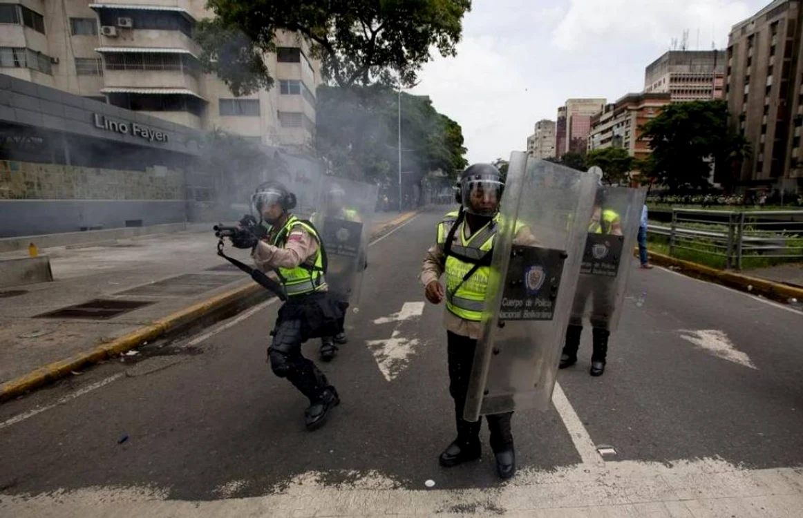 Scutieri tragând cu gloanţe de cauciuc în protestatarii din Caracas FOTO AFP