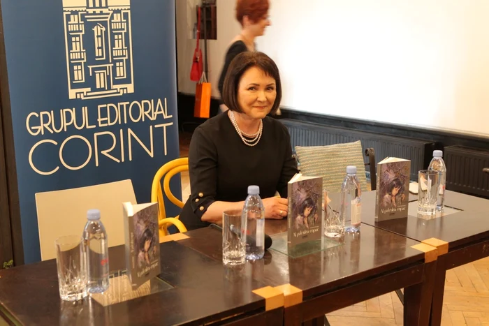 Andreia Bodea, la lansarea primei sale cărţi, „Al patrulea copac“ FOTOGRAFII: Eduard Enea