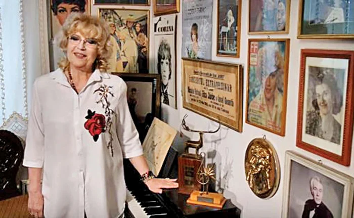 2018. Corina Chiriac ţine trofeul în sufragerie