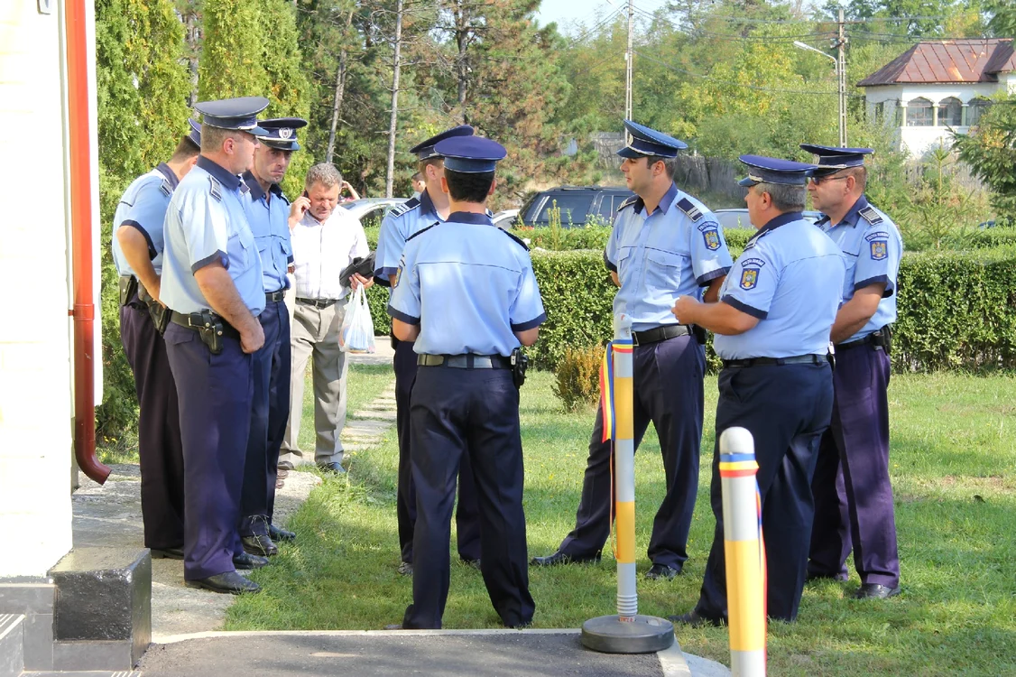 Tânărul s-a costumat în poliţist de Halloween (foto Arhivă)