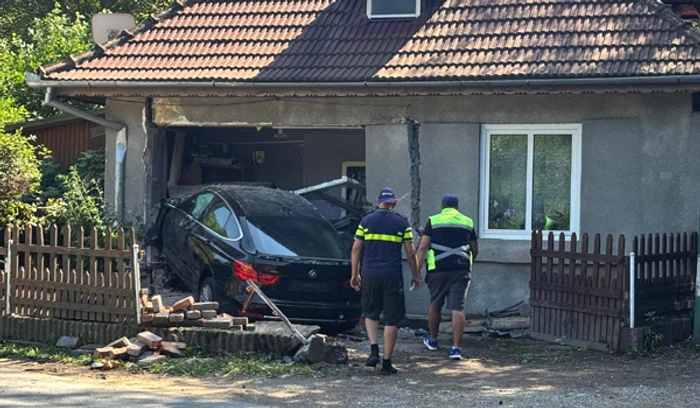 Șoferul a intrat cu mașina în casă FOTO: Caon.ro