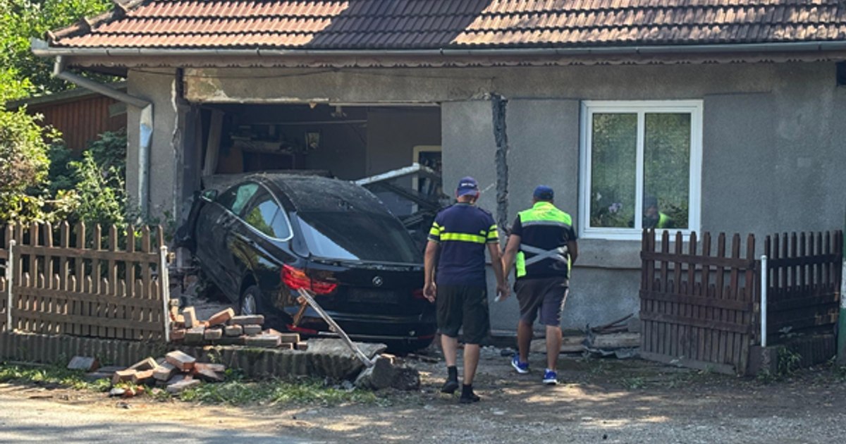 Accident grav în Reşiţa: Tânăr de 18 ani intră cu mașina într-o casă