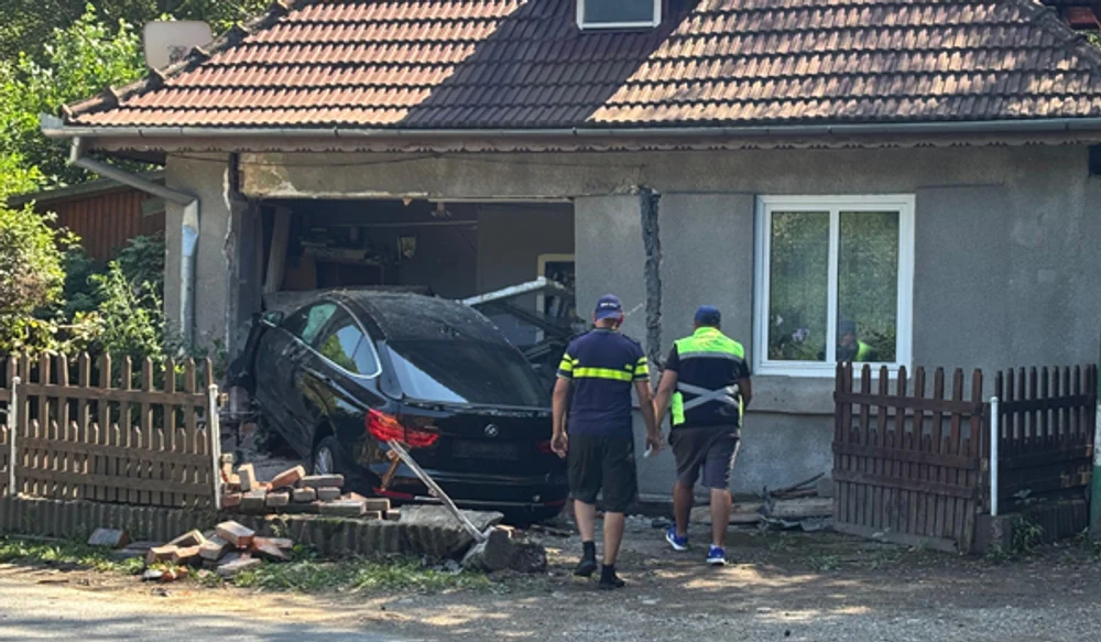 Un șofer care abia a luat permisul a intrat cu maşina într-o casă de lângă Reșița